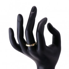 Prsten ze 14K zlata - kulatý zirkon, ramena se zářezem zdobená zirkony