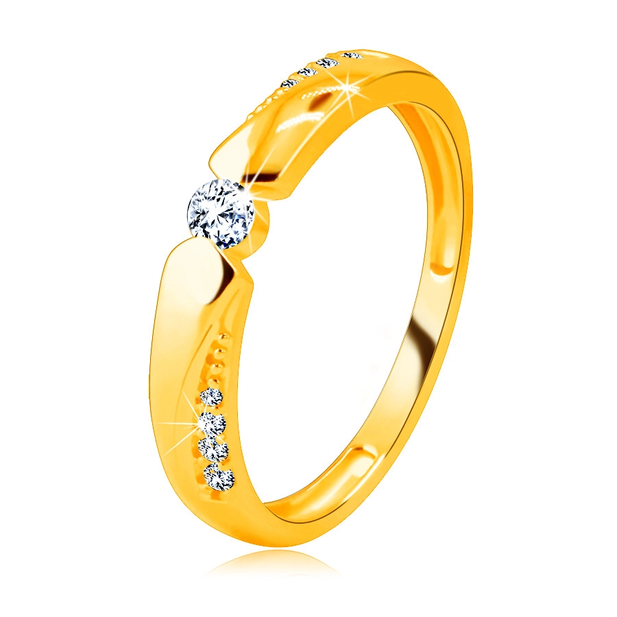 Prsten ze 14K zlata - kulatý zirkon, ramena se zářezem zdobená zirkony - Velikost: 52