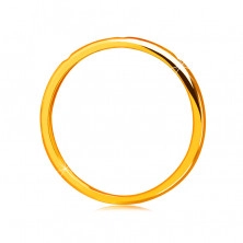 Briliantový prsten ze 14K žlutého zlata - tři kulaté čiré diamanty, hladký povrch