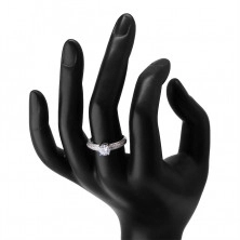 Stříbrný 925 prsten - kulatý zirkon v kotlíku, rozšiřující se zirkonová ramena