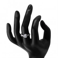 Zásnubní prsten z 925 stříbra - oválný čirý zirkon, propletená zvlněná ramena
