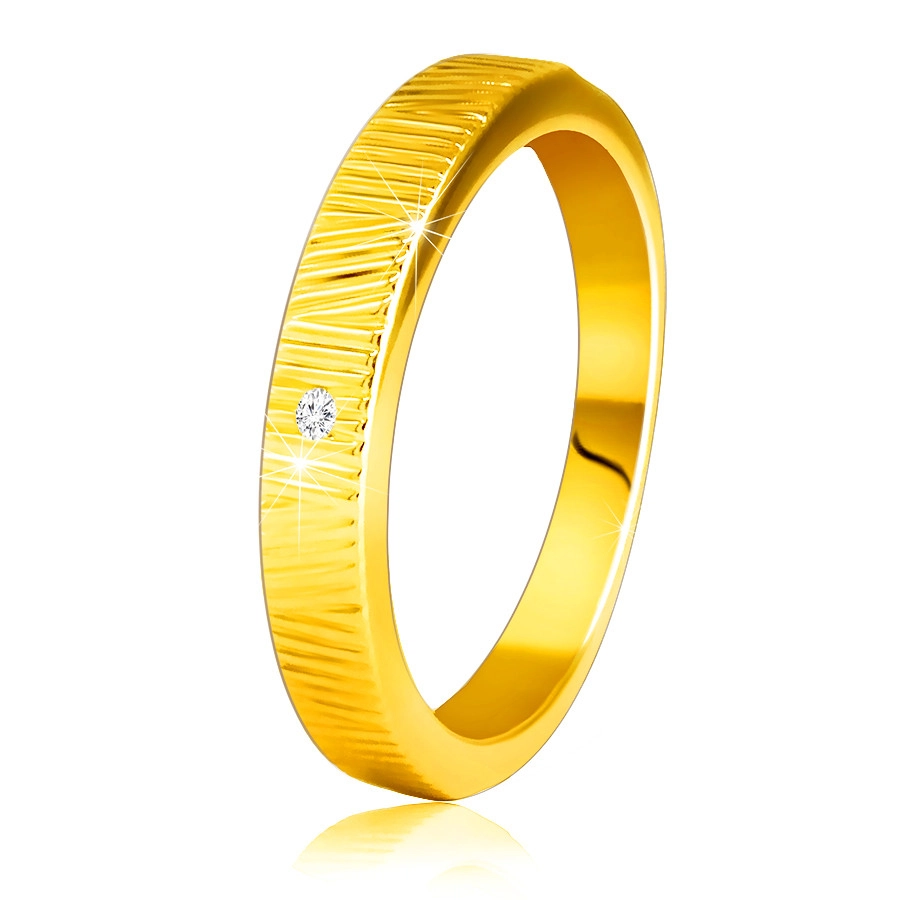 Diamantový prsten ze žlutého 14K zlata - jemné ozdobné zářezy, čirý briliant, 1,5 mm - Velikost: 58