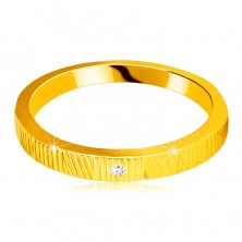 Diamantový prsten ze žlutého 14K zlata - jemné ozdobné zářezy, čirý briliant, 1,3 mm