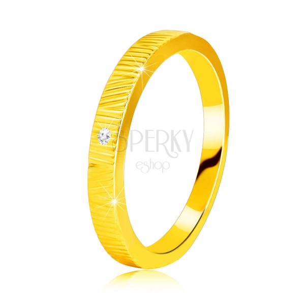 Diamantový prsten ze žlutého 14K zlata - jemné ozdobné zářezy, čirý briliant, 1,3 mm