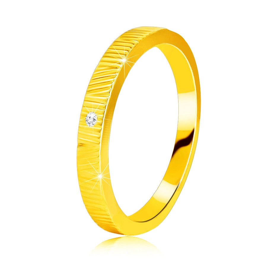 Diamantový prsten ze žlutého 14K zlata - jemné ozdobné zářezy, čirý briliant, 1,3 mm - Velikost: 56