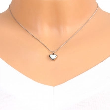 Ocelový náhrdelník, stříbrná barva - jemný řetízek, přívěsek ve tvaru srdce s duhovými odlesky