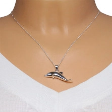 Stříbrný 925 náhrdelník - přívěsek ve tvaru plavajícího delfína, zrcadlově lesklý povrch