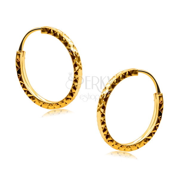 Náušnice ve žlutém 585 zlatě - kruhy ozdobené diamantovým řezem, hranatá ramena, 14 mm