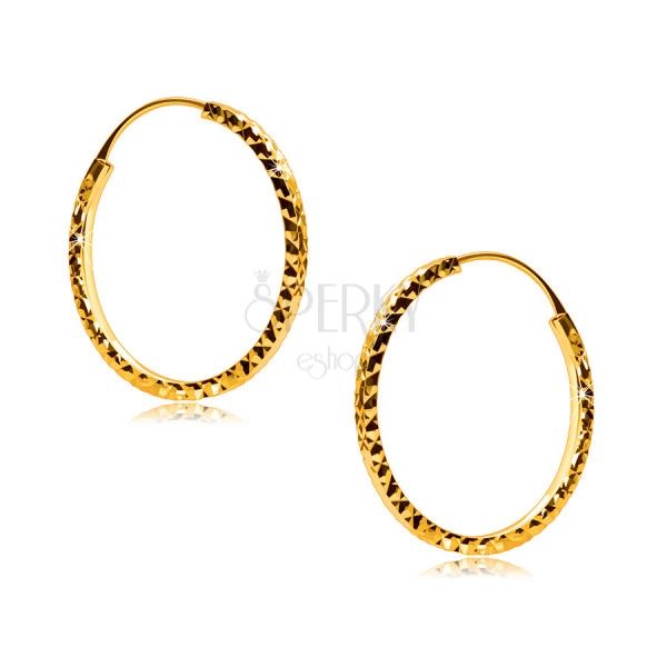 Kruhové náušnice ve žlutém 375 zlatě ozdobené diamantovým řezem, hranatá ramena, 18 mm