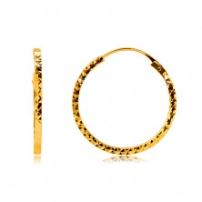 Kruhové náušnice ve žlutém 375 zlatě ozdobené diamantovým řezem, hranatá ramena, 18 mm