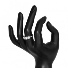 Prsten z 925 stříbra - tři třpytivé čiré zirkony, úzká lesklá ramena vykládaná zirkony