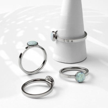 Ocelový prsten stříbrné barvy, syntetický opál s duhovými odlesky, úzká ramena