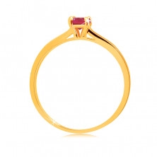 Prsten ze žlutého 9K zlata - zářivý kulatý rubín v kotlíku, zirkonové proužky 