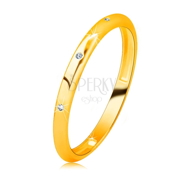 Zlatý prsten z 9K zlata - tři zirkony čiré barvy, zrcadlově lesklý a hladký povrch