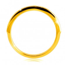 Prsten ze žlutého 14K zlata - jemné ozdobné zářezy, čirý zirkon, 1,3 mm 
