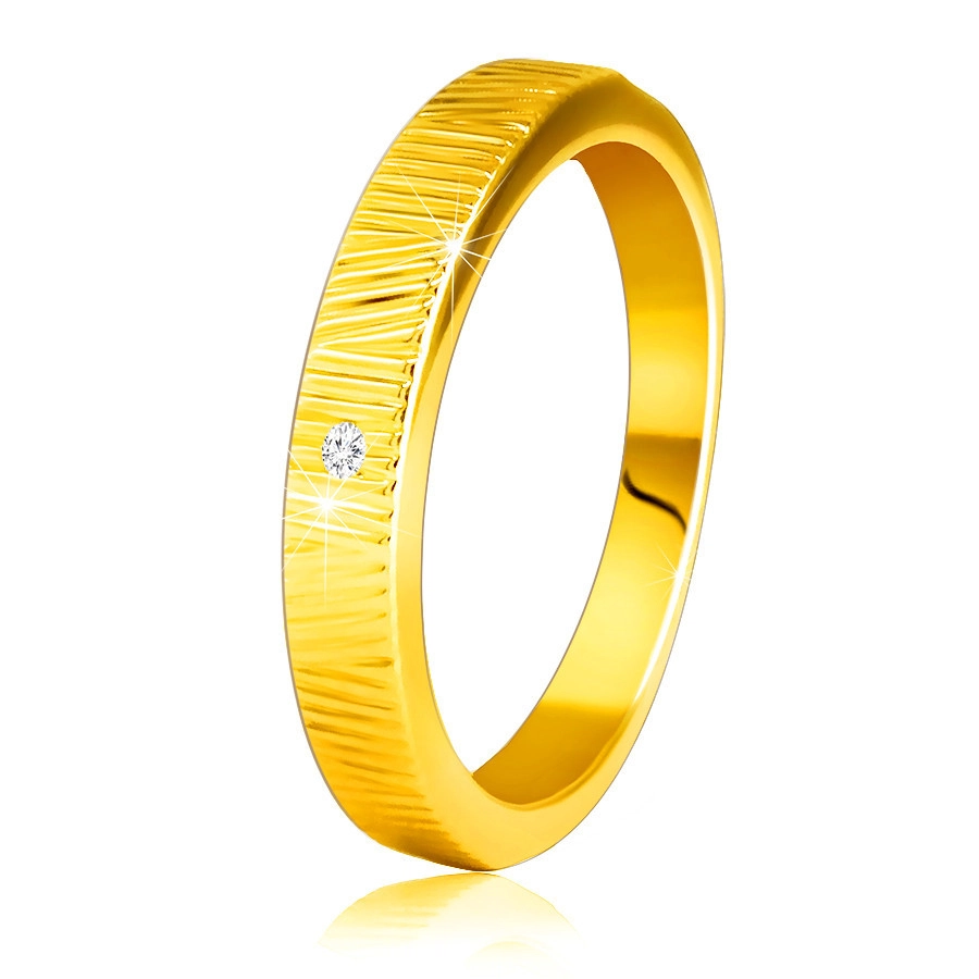 Prsten ze žlutého 14K zlata - jemné ozdobné zářezy, čirý zirkon, 1,5 mm - Velikost: 51