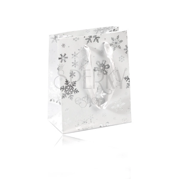 Taštička na dárek bílé barvy - zimní motiv s vločkami ve stříbrném barevném provedení, stužky