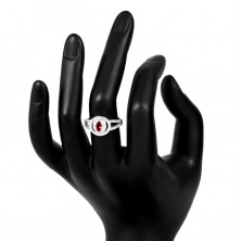 Stříbrný prsten 925, mohutná ozdoba - čirá zirkonová obruč s červeným zirkonovým zrnkem, zdvojená ramena