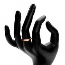Zlatý prsten ve 14K zlatě - diagonální zářez s osazenými zirkony