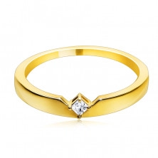 Zlatý prsten ze 14K zlata - s výřezem a vystupujícím čtvercovým zirkonem osazeným ve čtyřcípém kotlíku