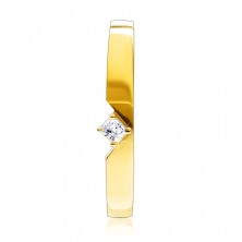 Zlatý prsten ze 14K zlata - s výřezem a vystupujícím čtvercovým zirkonem osazeným ve čtyřcípém kotlíku
