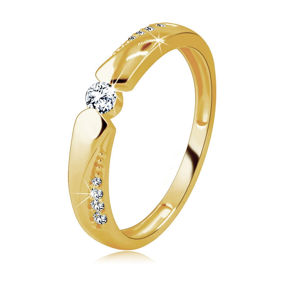 Prsten z 9K zlata - kulatý zirkon v zaobleném výřezu, ramena zdobená linií zirkonů - Velikost: 51