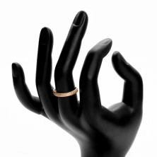 Zlatý 14K prsten - ozdobné vroubkované lemování ramen, čiré zirkony