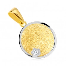 Přívěsek v kombinovaném 375 zlatě - plochý kruh s matným vnitřkem, broušený zirkon osazený v květině