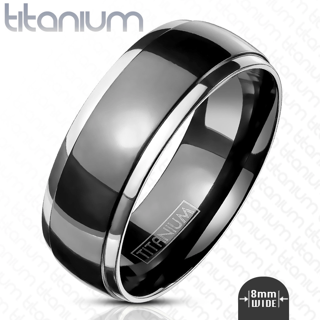 Širší prsten z titanu - hladká obroučka s vystupujícím černým středem a okraji ve stříbrné barvě, 8 mm - Velikost: 70