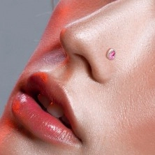 Piercing do nosu z chirurgické oceli - barevná zirkonová slza, pokovená rhodiem