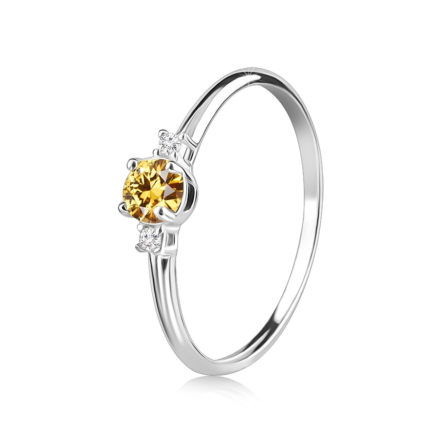 Prsten z bílého 14K zlata - kulatý citrín se dvěma kubickými zirkony po stranách - Velikost: 52