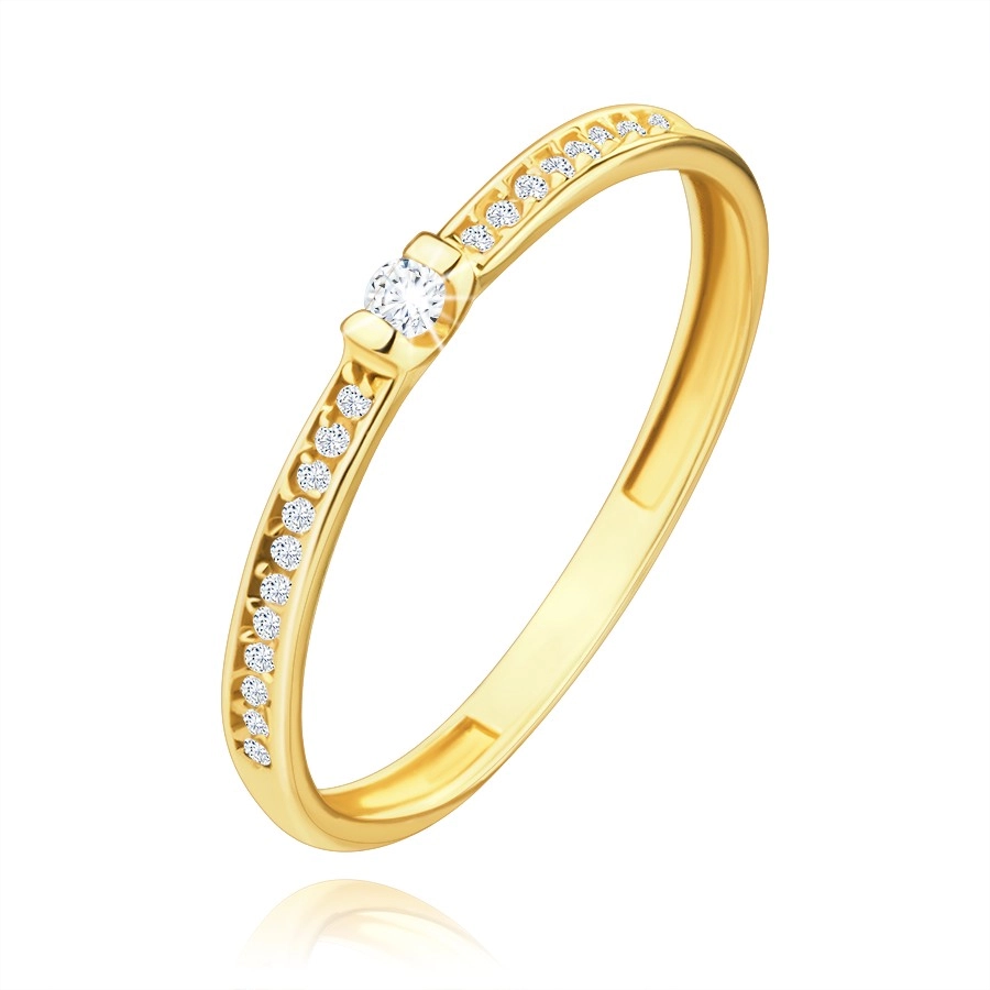 Prsten ze žlutého 14K zlata - čirý zirkon uprostřed, řada drobných zirkonů - Velikost: 58