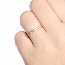 Zlatý prsten 585 ve žluté barvě - řada kulatých zirkonů, hladký okraj, 1,8 mm