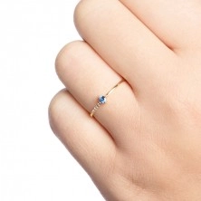 Jemný prsten ze žlutého 14K zlata - modré zirkony, řada čirých zirkonů