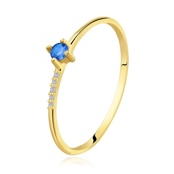 Jemný prsten ze žlutého 14K zlata - modré zirkony, řada čirých zirkonů