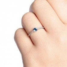 Prsten z bílého 14karátového zlata - modrý akvamarín, čiré zirkony po stranách
