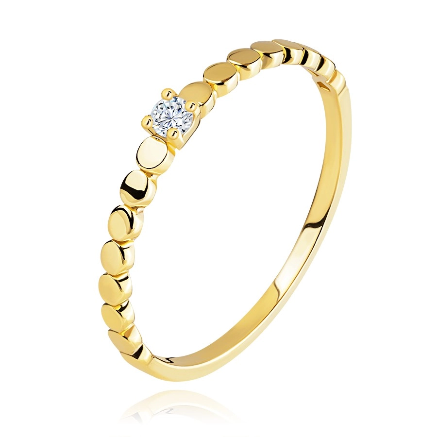 Jemný prsten ze žlutého 14K zlata - vyvýšený čirý zirkon, strukturovaná ramena - Velikost: 52