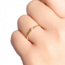 Jemný prsten ze žlutého 14K zlata - vyvýšený čirý zirkon, strukturovaná ramena