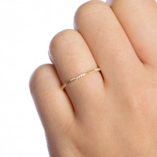 Jemný prsten ze žlutého zlata 585 - řada kulatých zirkonů, šikmé zářezy