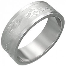 Prsten z oceli s kmenovým ornamentem
