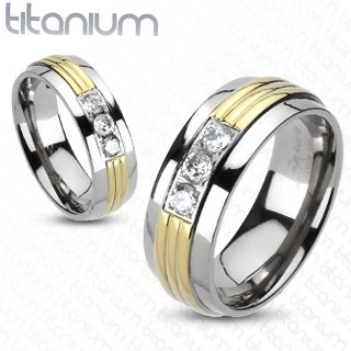 Prsten z titanu - pozlacený střed, tři čiré zirkony - Velikost: 65
