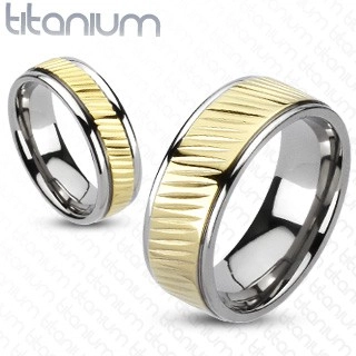 Prsten z titanu - pozlacený pás s diagonálním vroubkováním - Velikost: 54
