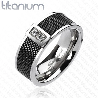 Prsten z titanu - černý síťovaný vzor, dva čiré zirkony - Velikost: 67