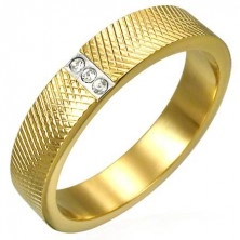 Ocelový prsten zlaté barvy - hustý gravírovaný vzor, tři zirkony