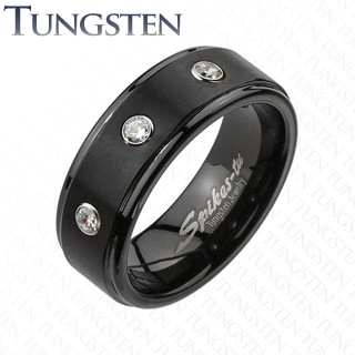 Prsten z wolframu - černý povrch se třemi čirými zirkony - Velikost: 50