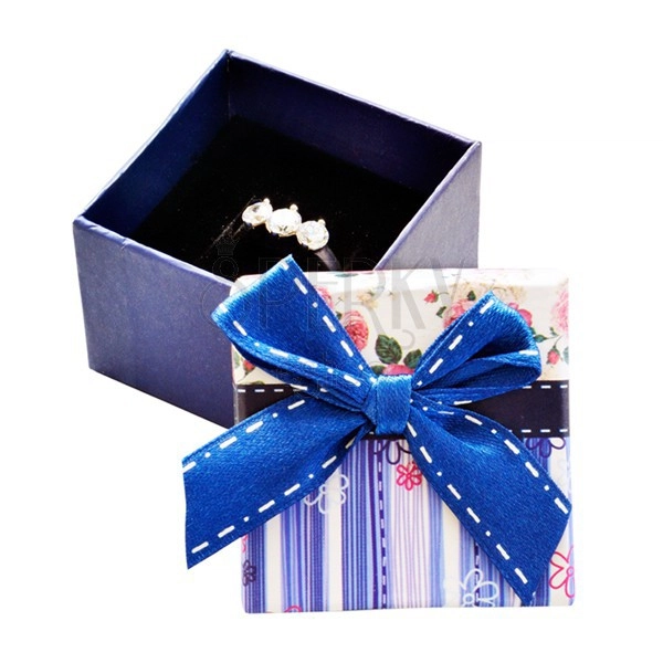 Krabička na prsten - modré pásky, růžičky a mašle