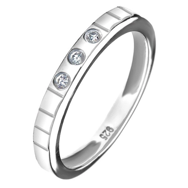 Stříbrný prsten 925 - tři vsazené zirkony, gravírované linky - Velikost: 56