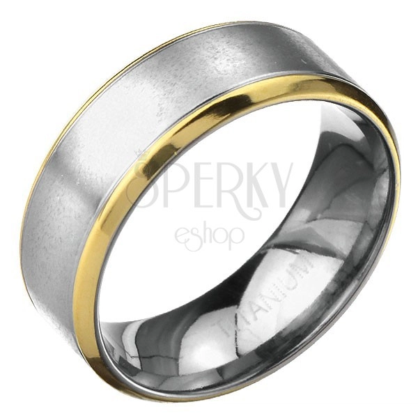 Prsten z titanu - matný stříbrný pás s vroubky a zlatý lem