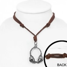 Kožený náhrdelník s kovovými sluchátky v podobě lebek