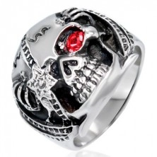 Mohutný prsten z oceli - lebka bojovníka s červeným zirkonem, patina